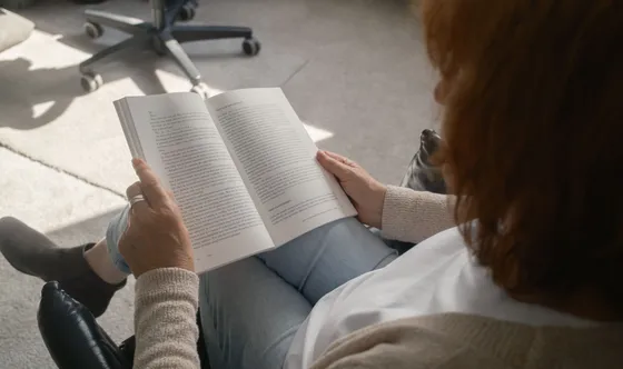 Over de schouder: Margreet leest in een boek