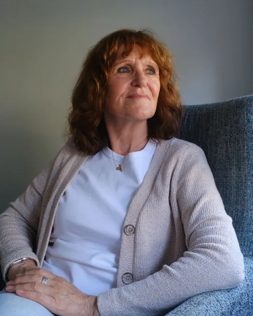 Margreet kijkt peinzend uit het raam